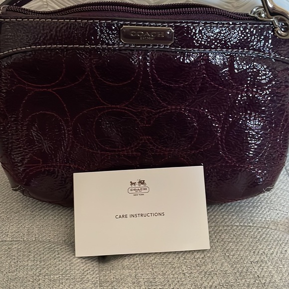 Small burgundy wristlet - Picture 2 of 3